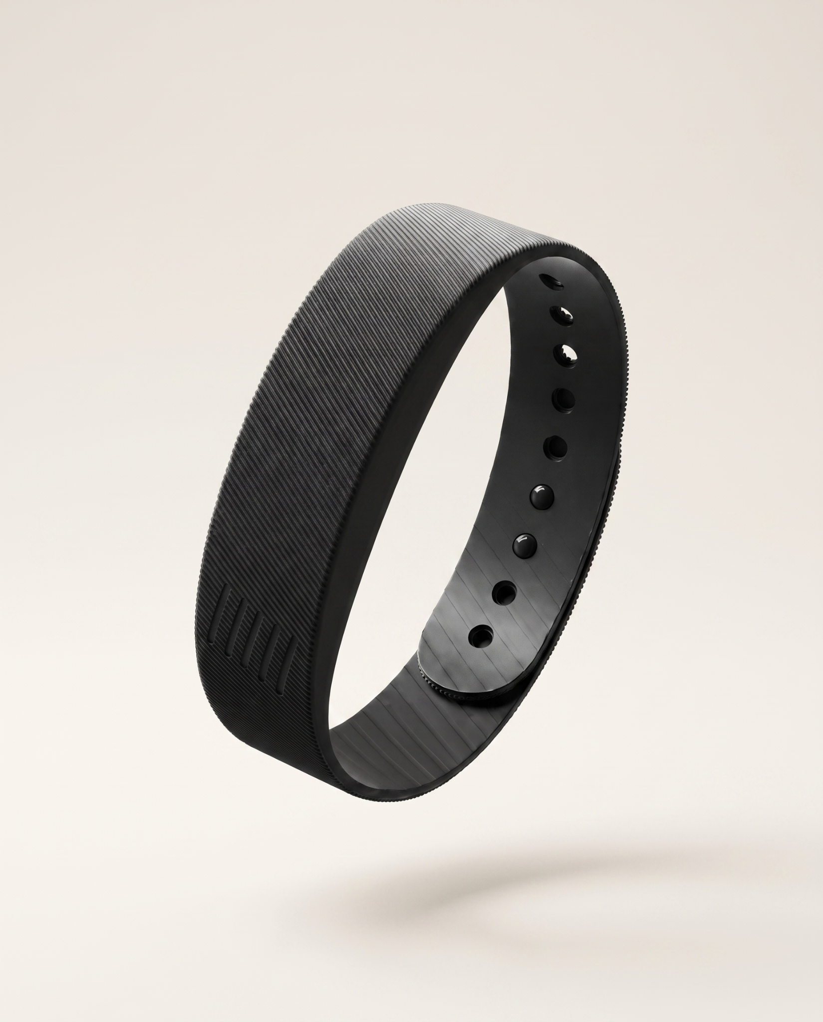 Bracelet réveil vibrant CalmRise en silicone noir mat nervuré, vue produit