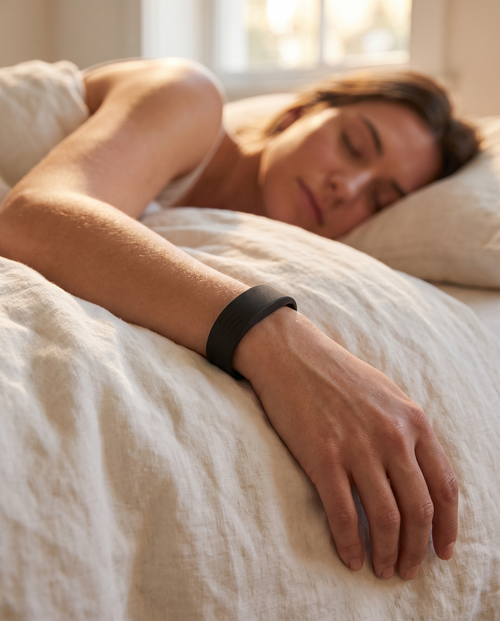 Poignet féminin au lever du jour portant le bracelet CalmRise